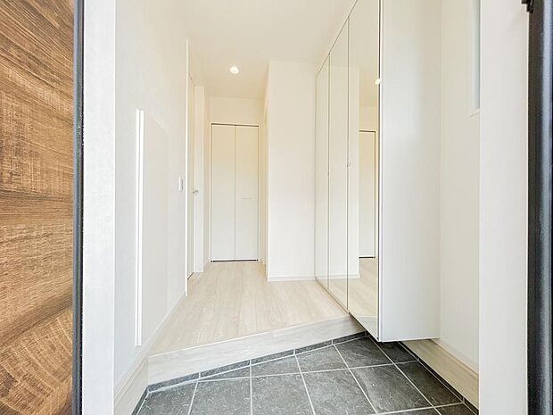 人を迎え入れる最初の場所だからこそ、清潔感があり纏まった空間に