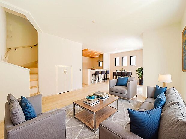 家族の笑顔集まるリビングで明るい会話が飛び交う生活を(CG加工で家具を設置しております)