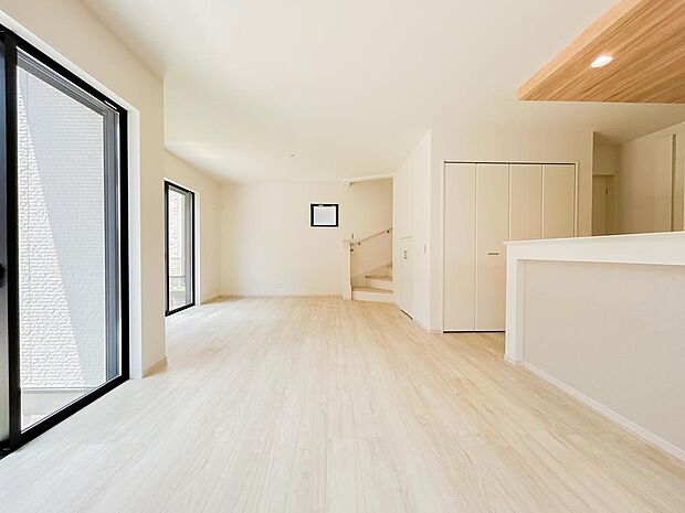 ダイニングとリビングのすみわけがしやすそうな形状のリビングです。