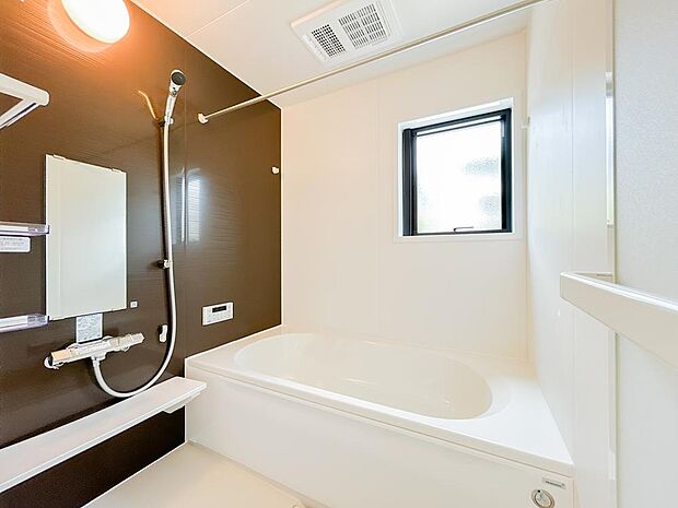 足を伸ばして入れるお風呂で、ゆっくりと1日の疲れを癒してください。