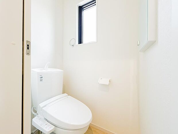 こちらは温水洗浄便座付きです。シンプルに白で統一しており、お家の中でも落ち着ける空間の一つです。