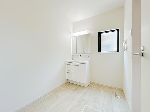 脱衣場に収納棚を設置してタオルや日用品を置いても、広々とお使いいただけます。