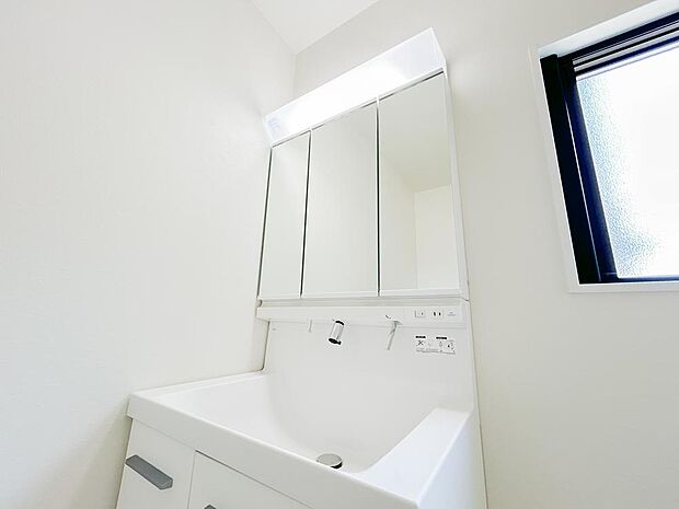 収納もたっぷりできる清潔感溢れる洗面化粧台です。窓もあり換気も十分に行えます。