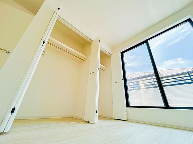 全居室に収納を完備しておりますので、いつでもお部屋をすっきりとお使い頂けそうです。