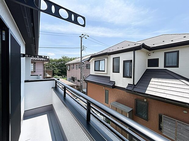 青い空が広がる開放的なバルコニー。