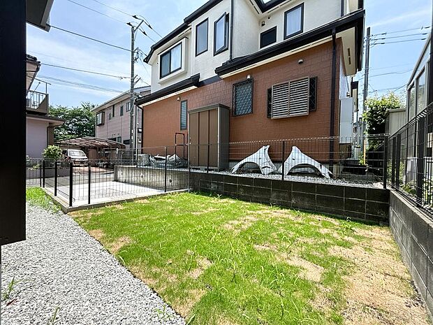 お子様のプール遊びや、ガーデニング、特設カフェで秋の夜長を楽しんだり、日光浴やBBQ、楽しみ方は様々です。