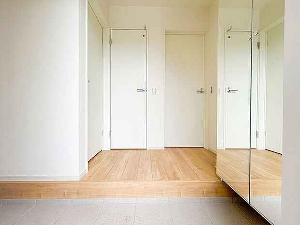 人を迎え入れる最初の場所だからこそ、清潔感があり纏まった空間にして頂ける様にゆとりあるシューズボックスを設置しました。