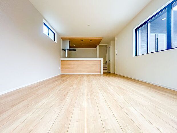 大切なご家族と過ごすからこそこだわりたい場所リビング。居心地のいい空間には自然とみんなが集まります。ナチュラルな木目のフローリングがより空間にあたたかな印象。ご家族のにぎやかな声で満ちた幸せの空間に。