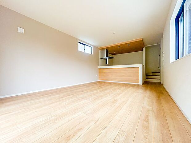 太陽の光はこれほどあたたかくリビングを包みます。木目を生かしたほっこり落ち着けるデザインと穏やかな陽光・通り抜ける風。ずっといつまでも居てしまいたくなる空間。ぜひご家族の幸せの集まる場所に。