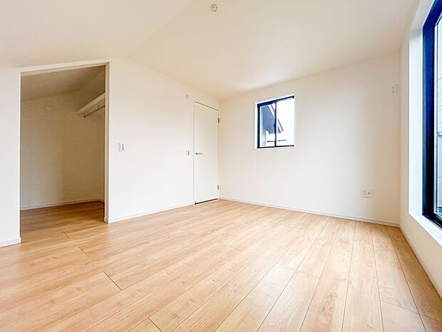 ゆったりサイズの主寝室は、心身を静かに満たすシックな趣き。採光と通風に優れ、衣服等を上手に収納できる収納も備えています。