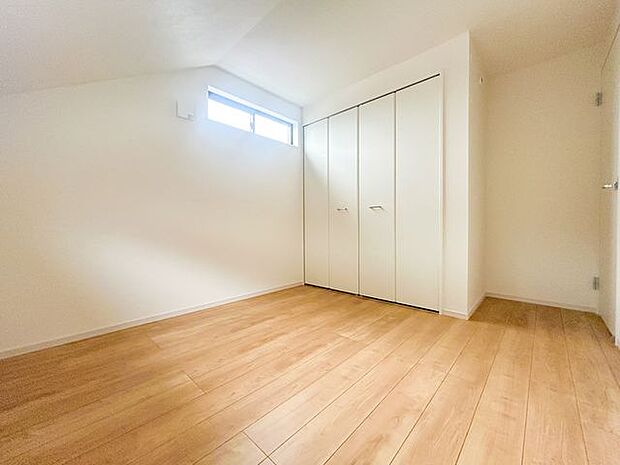 お子様の成長と共に必要になる子供部屋。勉強机・ベッドを配置しても十分な広さがあるのは戸建てならでは。お子様のお友達を招いたりプライバシーも確保できる子供部屋はお子様の自立心も芽生えます♪