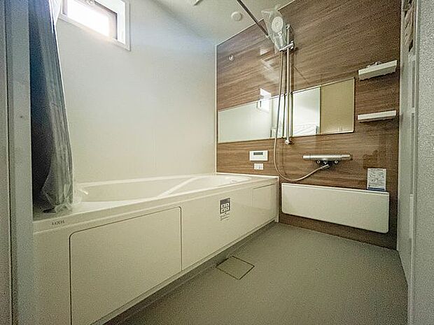 バスルームは陽だまりのような空間。窓からの自然の光はまるでスポットライトのように空間を眩しく包みます。お休みの日などお昼に入浴される際は夜とはまた違ったリラックスの空間を演出してくれそう。