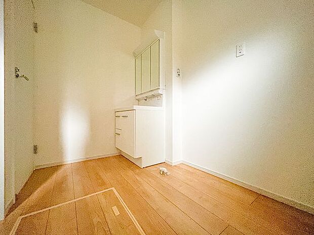 家族全員が一番使用する洗面所はお掃除もしやすく使い勝手も。歯ブラシ・ドライヤー・洗面道具・髭剃り・メイク道具など全て収納可能な収納スペースを確保♪二人並んでも十分なほどのスペースも魅力ですね♪