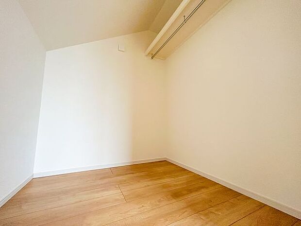 たっぷりと荷物が入るよう、ウォークインクローゼットを完備いたしました。画像と現地では大きさ、広さの感覚が違います。是非、ご自分の目で確かめてください。