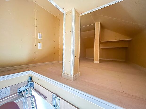 普段は収納できる可動はしごを上ると、屋根裏の有効スペースの開けた空間ができます。収納にするもよし、自分だけのプライベートスペースにするもよし。あると嬉しい大空間です。