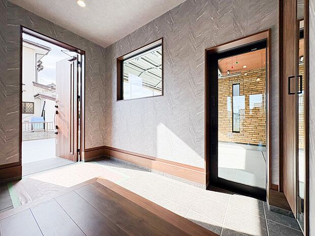 広々とした玄関スペースは、家族や来客を温かく迎え入れる心地よい空間です。ゆとりあるスペースがあるため、荷物の置き場にも困らず、快適な住まいの入り口としての機能が充実しています。