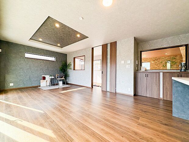 陽光あふれる広々リビングは、家族が集い笑顔が自然と生まれる温かい場所。心穏やかな時間がゆっくりと流れ、日々の暮らしがより豊かに彩られる、そんな快適な空間がここにあります。