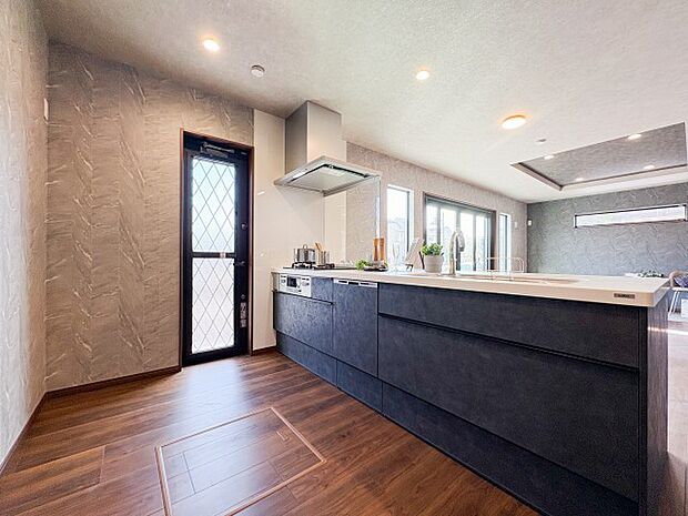 対面式のシステムキッチンが、家事をもっと楽しいひとときに変えてくれます。リビングを見渡せる安心感と、広い作業スペース、たっぷりの収納が充実。会話を楽しみながら、快適に料理ができる空間です。