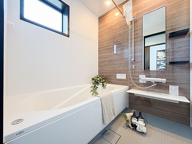 新築ならではの洗練されたバスルームは、広々とした空間と温かみのあるデザインが特徴です。ゆったりとリラックスできる浴槽が備わっており、毎日の疲れを癒す、心からくつろげる空間が広がります。
