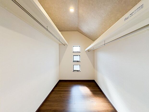 広さが魅力のウォークインクローゼットは、衣類や小物をたっぷりと収納できるスペースです。洋服を見渡しやすく、整理整頓がしやすい設計で、使い勝手の良さが日々の生活をサポートしてくれます。