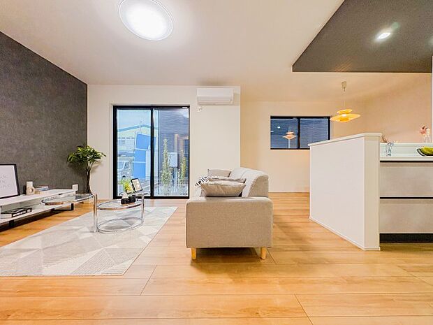 広々としたリビングは、家族全員がのびのびとくつろげる憩いの場所です。明るい光が差し込み、温かみのある空間が、毎日の生活をより豊かで楽しいものにしてくれます。家族みんなで集まるのが楽しみです。