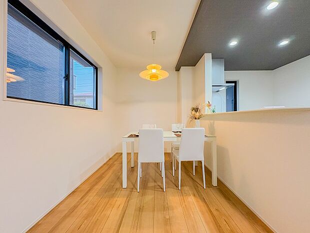 家族がくつろげる広々としたリビング。日差しがたっぷり降り注ぎ、明るく開放的な空間が広がります。ここで過ごす時間が家族の笑顔とともに特別な思い出になり、毎日の生活をより豊かなものにしてくれます。