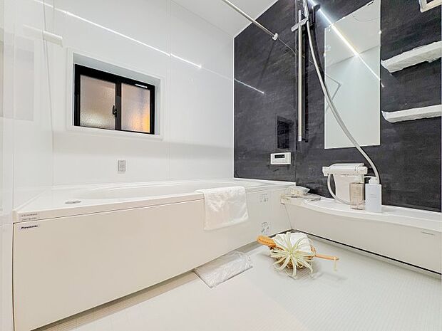 ゆったりとした広さのバスルームで、1日の疲れを癒す贅沢な時間が過ごせます。清潔感とモダンなデザインが、快適な入浴タイムを提供し、リラックスできる空間で一日の締めくくりの時間をお過ごしいただけます。