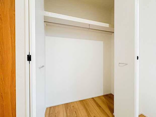 居室にはたっぷりの収納スペースが備わり、衣類や小物をすっきりと整理整頓できます。整理がしやすく、居室を広々と使えるため、快適で清潔感のある空間が保たれます。