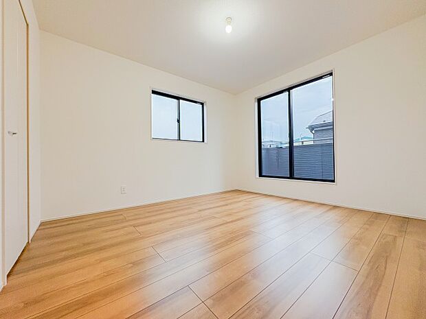 広々とした居室は、たっぷりと日差しが差し込み、ゆったりとしたくつろぎのひとときを楽しめる空間です。清潔感と快適さが保たれており、穏やかで心地よい毎日を支えてくれます。