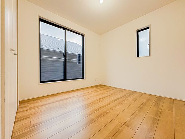 窓から差し込む柔らかな光が心地よい居室は、広さがあり、のびのびとした気分で過ごせます。趣味やリラックスの時間を楽しめる多用途な空間で、心安らぐ毎日が広がります。