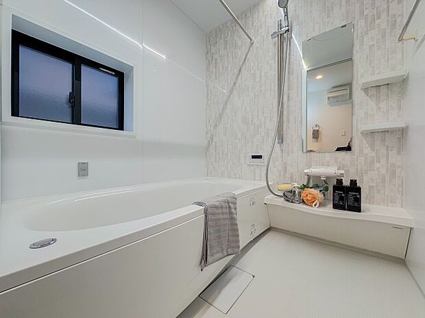 新築ならではの洗練されたバスルームは、広々とした空間と温かみのあるデザインが特徴です。ゆったりとリラックスできる浴槽が備わっており、毎日の疲れを癒す、心からくつろげる空間が広がります。