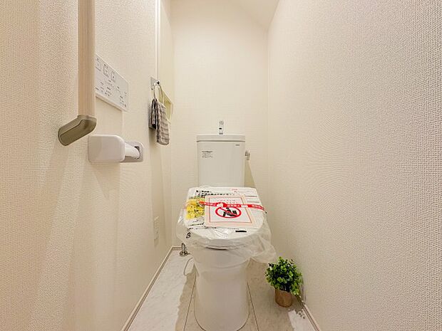 清潔感が漂う新築のトイレ。シンプルながらも機能的な設計がされており、使いやすさが魅力です。広めのスペースが心地よさを感じさせ、毎日の生活を快適にサポートしてくれます。