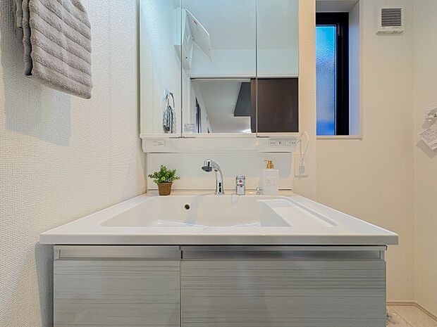 新築の洗面化粧台は、清潔感と機能性を兼ね備え、朝の支度が快適に。広々とした作業スペースと豊富な収納力があり、家族みんなが気持ちよく使える設計です。