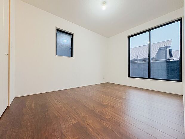 広めの居室は、趣味や仕事にも使える多機能なスペースが魅力です。明るく開放的な雰囲気に包まれており、リラックスした時間を過ごせる快適な居住空間が広がっています。