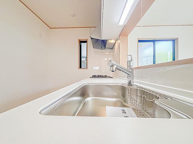 浄水器、食洗器、3口コンロが備わっている対面式キッチン。快適に料理を作り事ができる環境は整っております。