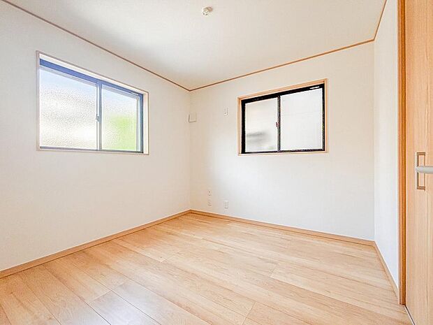 心地よい日差しが差し込み、ホワイトベースのクロスに温かみと清潔感を添え、空間全体を明るく演出します。