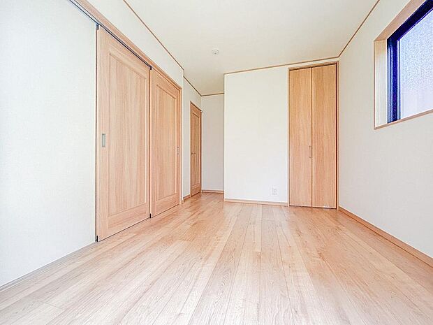 安心感を感じさせる落ち着いた雰囲気の床の色がポイントです。