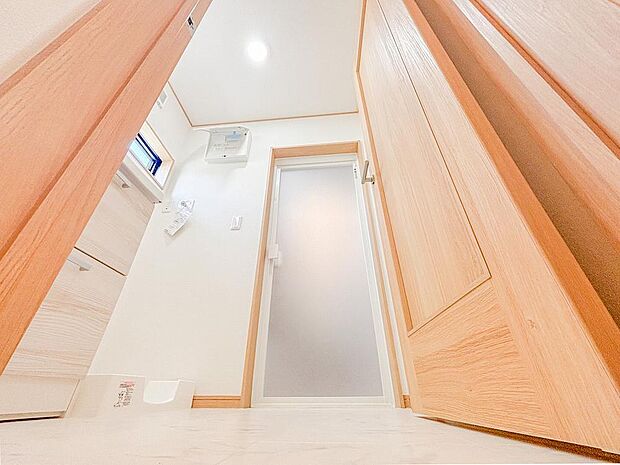 無駄をなくした、すっきり脱衣所。シンプルだからこそ、毎日の身支度がスムーズに。清潔感あふれる空間で、気持ちよく一日をスタートできます。