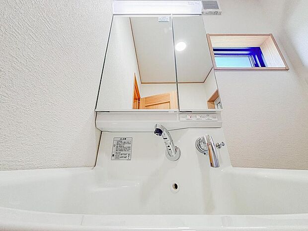 三面鏡で、使い勝手の良い洗面化粧台。鏡部分の中にはキャビネット収納を完備。毎日の身だしなみはここから始まります。