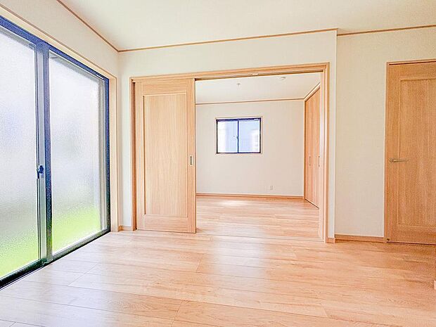 明るい木目調のフローリングと建具が、どんな家具とも合わせやすく、温かく落ち着いた雰囲気を醸し出しています。