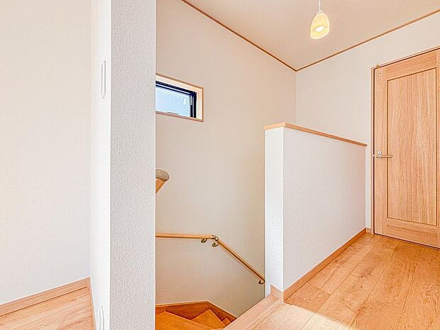 階段がLDKの一部になることで、空間全体に広がりと奥行きが生まれます。視線が奥まで抜けるため、LDKがより広く、明るく感じられますよ。