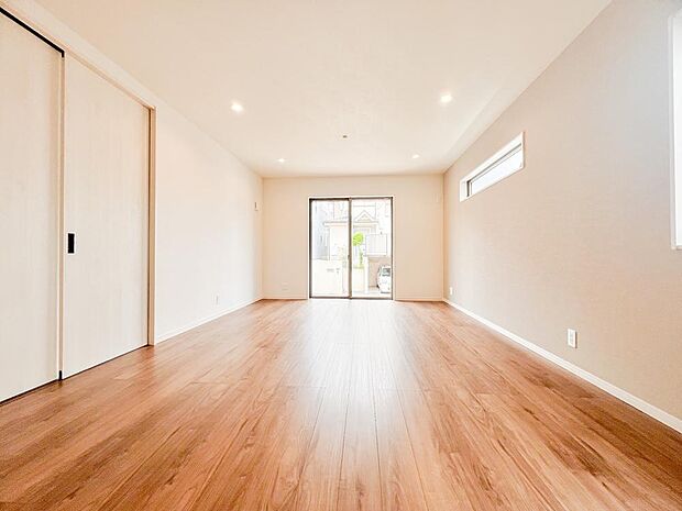 〜リビングルーム〜家族の食事や団らんのほか、子供を遊ばせたり、友人を招いたりするＬＤＫは住まいの中心。長時間過ごす場所だからこその明るい広々とした空間は住まい全体の居心地を左右します。