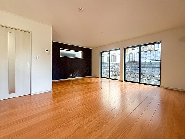 光と風があふれる開放的なリビングダイニングには自然と家族みんなが集まってきます。