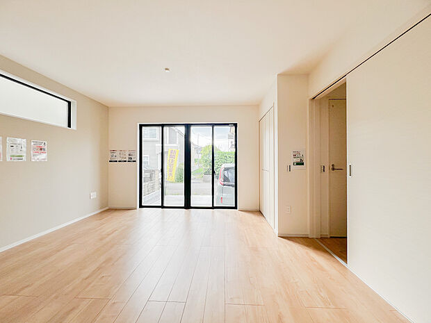 〜リビングルーム〜窓からは太陽のぬくもりを感じる広々リビングルーム。18.5畳の広々としたリビングルームでお休みの日には家族で団らんしたり、お昼寝したりゆっくりリラックスできる空間となっております