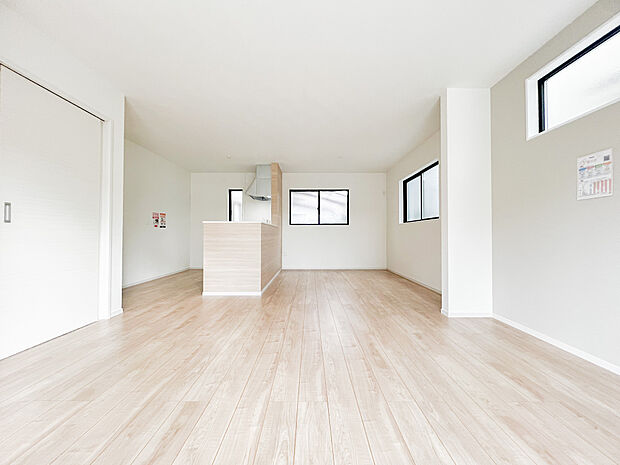 〜リビングルーム〜白を基調としたリビングルームは明るく開放感のある広さ。ご家族でゆったりと過ごせます。