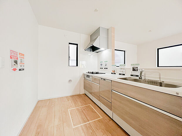 〜キッチン〜ご家族とお話ししながらお料理が出来る対面式のシステムキッチンです。リビングを見渡せしながらお料理したり、家事ができるのでご家族と会話したり小さなお子様のいるご家庭でも安心ですね。