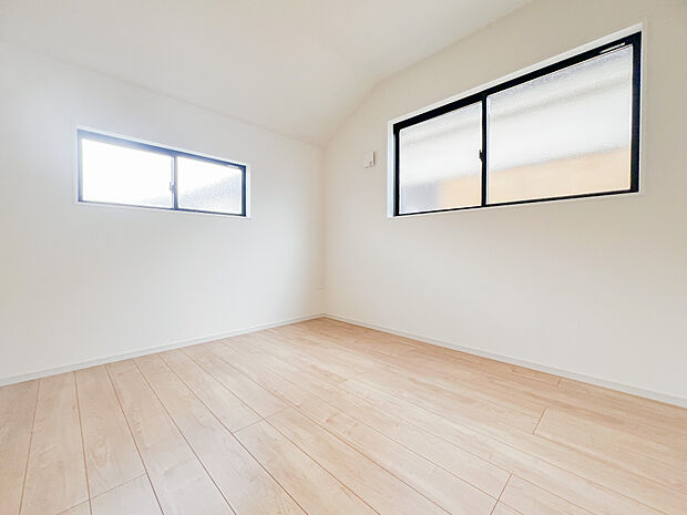 〜洋室〜二面採光の洋室はとても開放的で、明るく心地いい空間です。風通しも良好なので、子供部屋としてもテレワークのお部屋としても最適です。