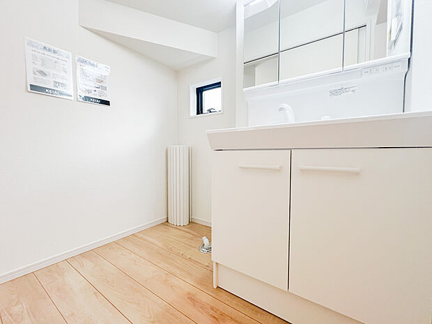 〜洗面・脱衣所スペース〜三面鏡の裏や鏡横に小物やタオルをしまえる収納スペースがあるので洗面所を広く有効的に使えます。コンセントもついているので洗面所でドライヤーを使ったりと朝のお仕度にも便利です。