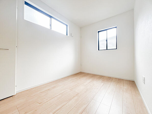 〜洋室〜2階の洋室は南向きで日当たり良好です。大きな窓からは明るい日差しが差し込み、冬でも太陽の光でお部屋は暖かく過ごせます。