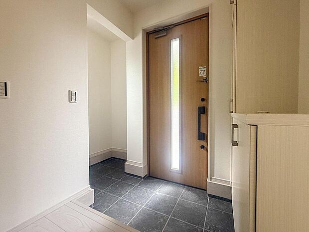 玄関は、家族の毎日を爽やかにスタート。大容量の収納スペースで、ベビーカーや外遊びグッズもすっきり片付きます。